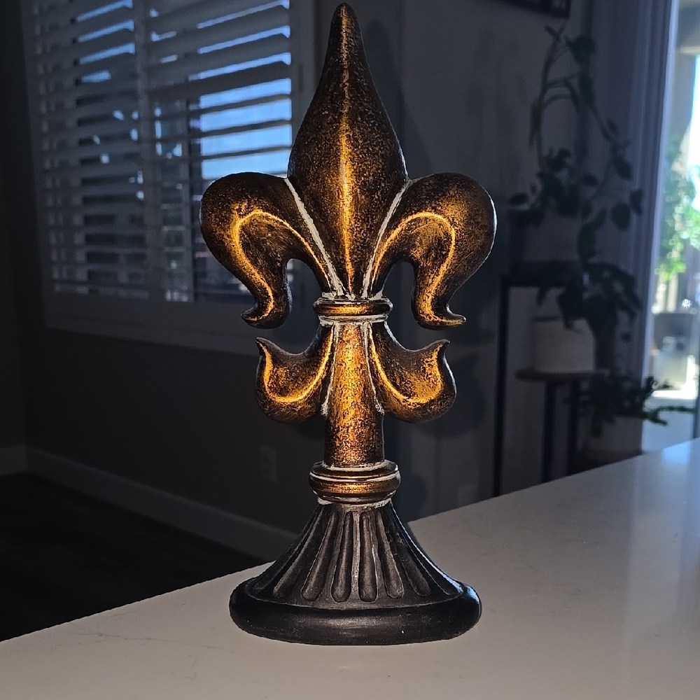 Elegant Gold and Black Fleur-de-Lis Decor